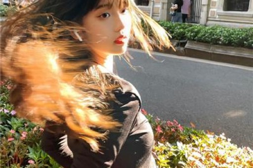 张踩铃每天和AI聊天宛如谈恋爱AI居然和她讲了某个明星的八卦