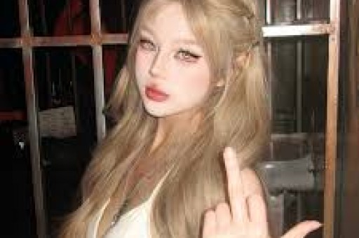 直播把未成年女生6次摁进鱼缸画面好残忍！快手又一精神小妹网红被封禁